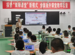 本人正在家写功课起头依赖进修机的AI功能